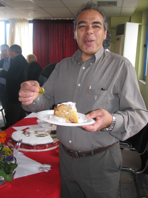 ο Μαρούλης Κώστας με το τυχερό φλουρί του. Κέρδισε μία εικόνα του Αγίου Γερασίμου