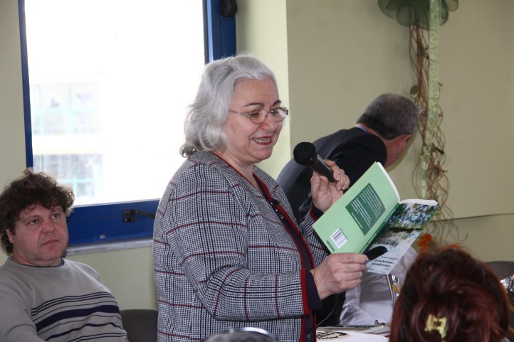 Η Βασιλάτου Χαρά απαγγέλλει ένα ποίημα από το πρώτο της βιβλίο ποιημάτων ' προλαβαίνουμε..... προλαβαίνουμε..... 