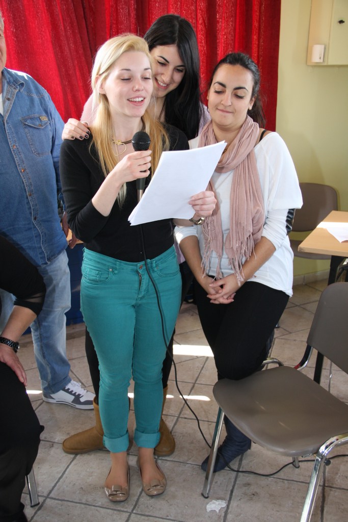 Η πρόεδρος της εφορευτικής Γαλιατσάτου Έφη ανακοινώνει τα αποτελέσματα των εκλογών