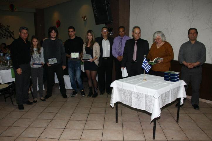 Αναμνηστική φωτογραφία των βραβευθέντων παιδιών με το Δ.Σ