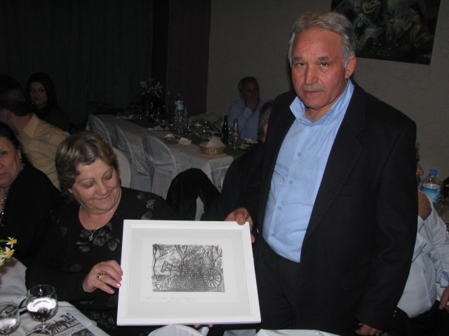 Ο Μαρούλης Στέλιος με τον Πίνακά του και την τυχερή που τον κέρδισε