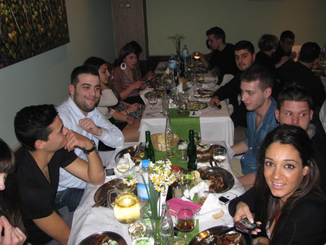 Το τραπέζι της νεολαίας. Ο μέσος όρος ηλικίας στη συνεστίαση ήταν κάτω από τα 35 χρόνια