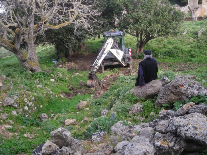 Ο καλόγηρος Ευσέβιος παρακολουθεί τις εργασίες