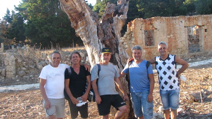 Μία φωτογραφία μπροστά από το απολίθωμα του ιστορικού πλάτανου στα Ταφιό