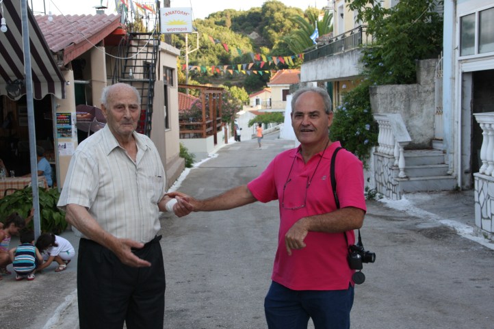 Ο πρόεδρος του Συλλόγου με τον Αντωνάτο Γεράσιμο, πρώην πρωταθλητή Ελλάδος και Βαλκανιονίκης με τον Ηρακλή Θεσσαλονίκης. πάντα κοντά μας στους αγώνες. ελπίζουμε κάποια παιδιά μας να τον φτάσουν και να τον ξεπεράσουν