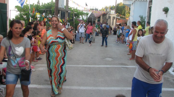 πλήθος κόσμου περιμένει με αγωνία την έναρξη των αγώνων