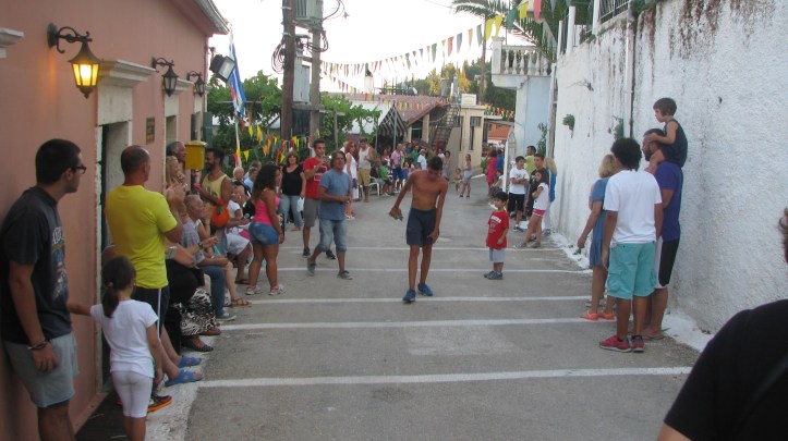 Ηρωικά έφτασε στο τερματισμό ο Γεράσιμος Συριάτος γιος της Παγώνας Αντωνάτου. Στην διαδρομή των 4 χιλιομέτρων του επιτέθηκε σκύλος και τον δάγκωσε στο πόδι. ευτυχώς ο γιατρός τον αγώνων ο Ευτιπίδης ορθοπεδικός και γίος της Νίας Μαρούλης του προσέφερε τις πρώτες βοήθειες .