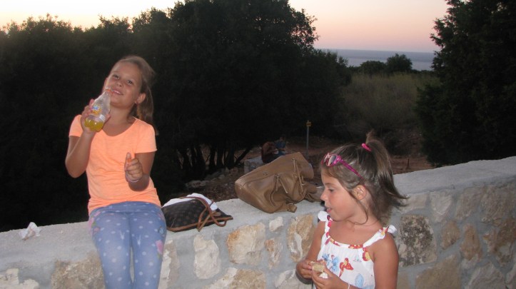 Η Ζωή και η Αναστασία μετά απο πεζοπορία 4 χιλιομέτρων ανταμείβονταν με μία καλή Ριγανάδα