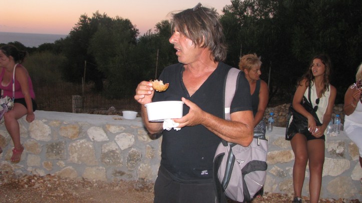 Ο Πρόεδρος του χωριού απολαμβάνει την ριγανάδα του