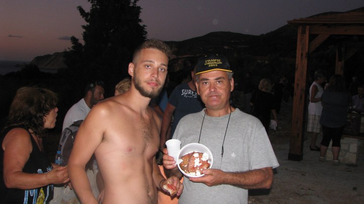 Π Πρόεδρος του Συλλόγου με τον γιό του γεύονται και αυτή τη νοστιμιά της ριγανάδας μετα απο 3 ώρες πεζοπορίας 