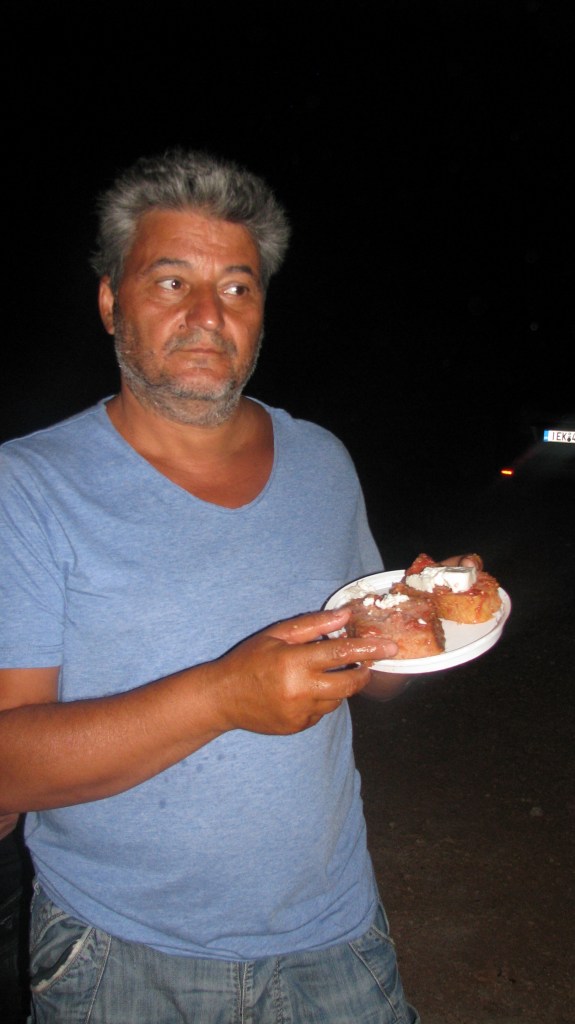 στο τέλος και μετά απο πάρα πολύ κούραση ο Ταμίας μας Μαρούλης Γρηγόρης εδέησε και αυτός να φάει ένα κομματάκι Ριγανάδας. Τον ευχαριστούμε πολύ για την μεγάλη προσφορά και την νόστιμη ριγανάδα που μας έκανε