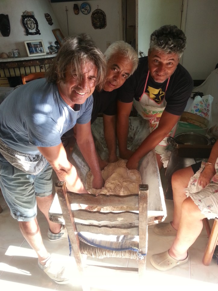 το ζύμωμα αρχίζει . 