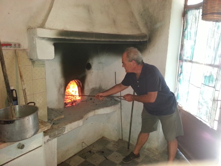 Ο Ηλίας ελέγχει αν όλα πάνε καλά με την θερμοκρασία. Πρέπει να ασπρίσουν τα κεραμίδια για να έχει την σωστή θερμοκρασία.