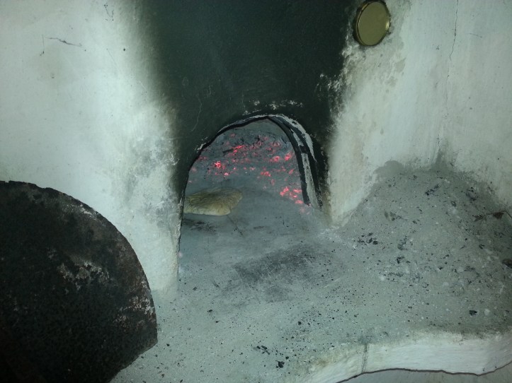 η φλαούνα μπήκε στο φούρνο,  σε λίγα λεπτά θα είναι έτοιμη-κοπιάστε