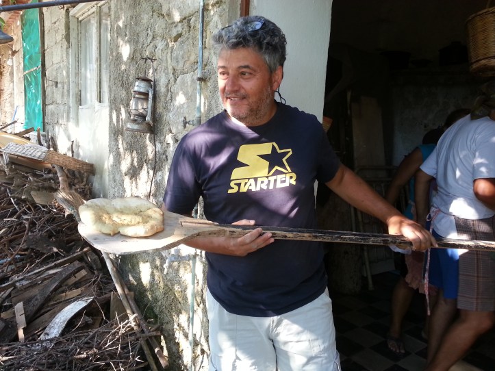 Ο Γρηγόρης έτοιμος να φουρνίσει την φλαούνα