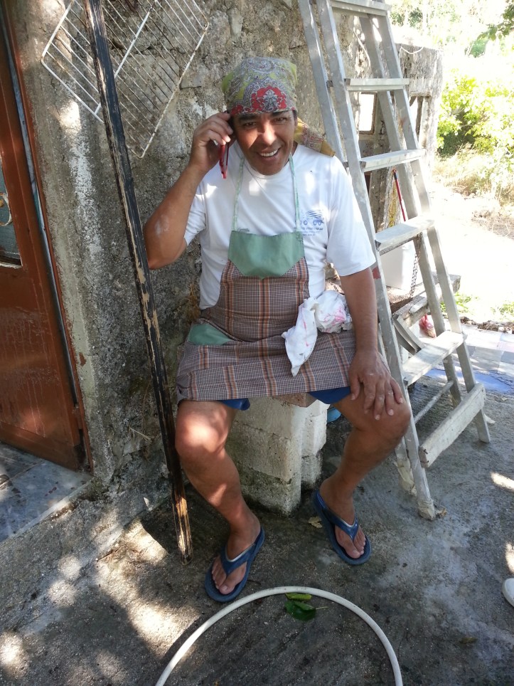 Κάθισε λίγο να ξαποστάσει αλλά με μεγάλη ικανοποίηση για το αποτέλεσμα της κούρασης του ο Κώστας 