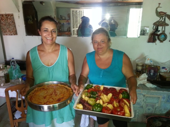 Δεν ήταν δυνατό να πάει χαμένει τέτοια ευκαιρία    έτσι ένα ταψί Μπακαλιαρόπιττα και ένα ταψί παραδοσιακά γεμιστά από την Ναταλία ήταν έτοιμα σε ελάχιστο χρόνο και μπήκαν στον φούρνα