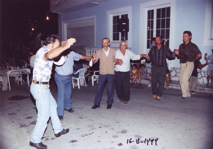 1999-08-16-πρωτη συνεστίαση συλλογου στο χωριό (8)-Ηλιας-Αγγελος-Βαγγελης-Νικος-Ηλιας--