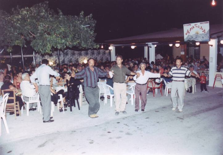 1999-08-16-πρωτη συνεστίαση συλλογου στο χωριό (10)-Νικος-Ηλιας-Θεοδοσης-Σταθης