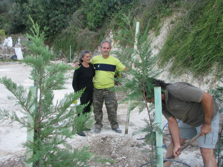 2010-08-14-Δενδροφυτευση Νεκροταφειου (42)-Γαλιατσατος Ηλιας-Μαρουλη Σταματουλα-