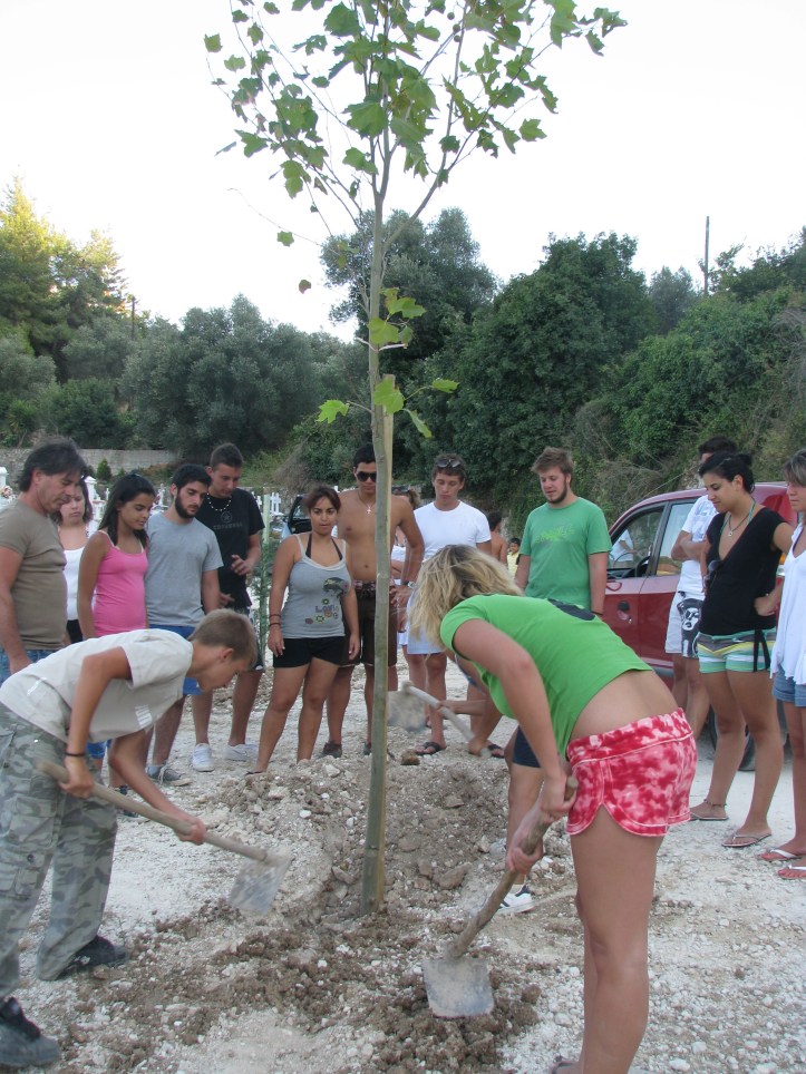 2010-08-14-Δενδροφυτευση Νεκροταφειου (89)