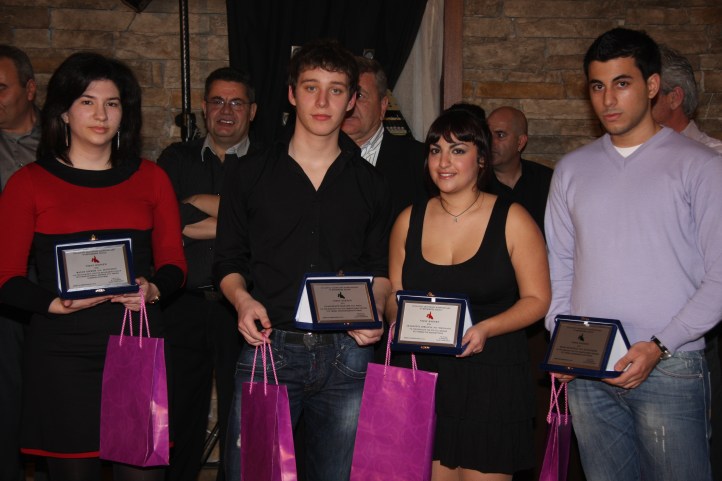 2010-2-20-ΟΝΕΙΡΙΟΝ .βραβευσεις--Δ.Σ-Γαλιατσατος Ηλιας-Ειρηνη-Παναγης-Βιβιαννα-Βαγγελης (4)